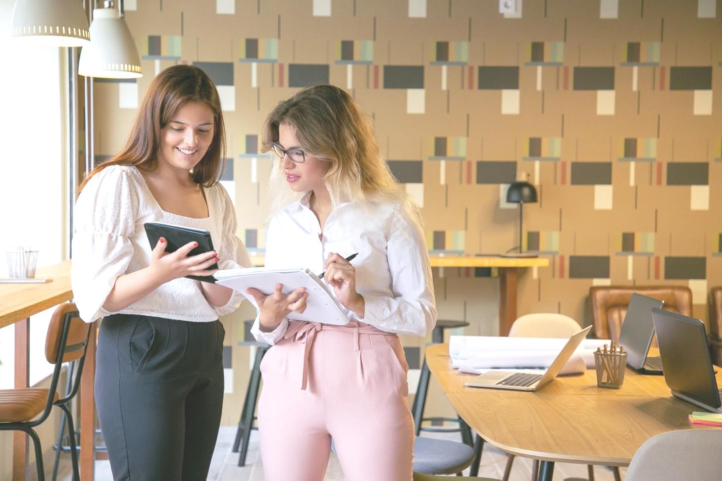 Análisis financiero estratégico con gráficos y documentos sobre mesa de oficina