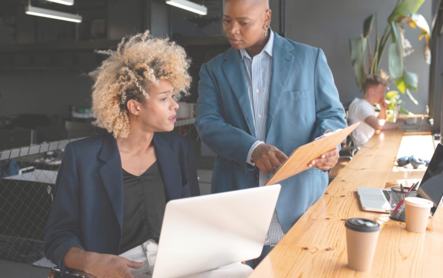 Planificación financiera personal con documentos y calculadora