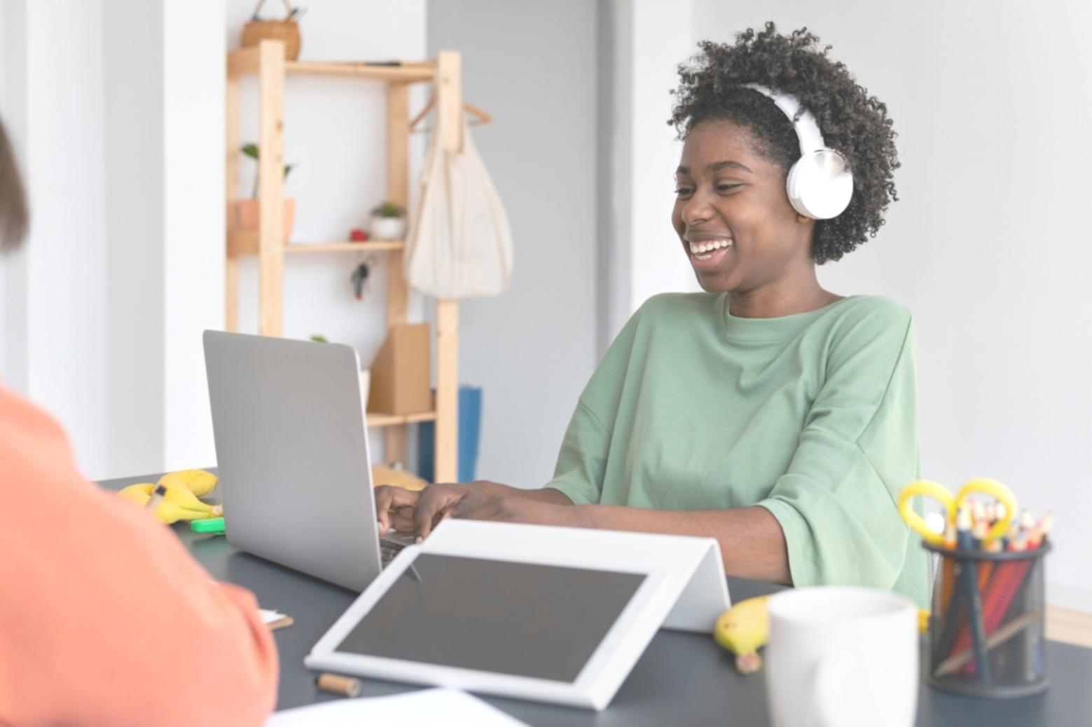 Estrategias de inversión con documentos financieros y análisis de riesgo