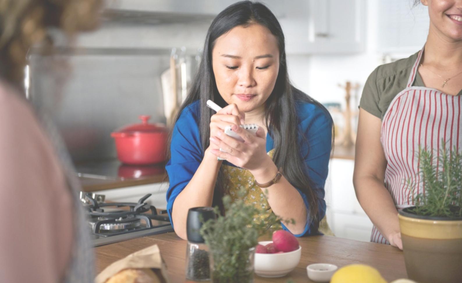 Sesión de trabajo colaborativo con profesionales analizando estrategias financieras